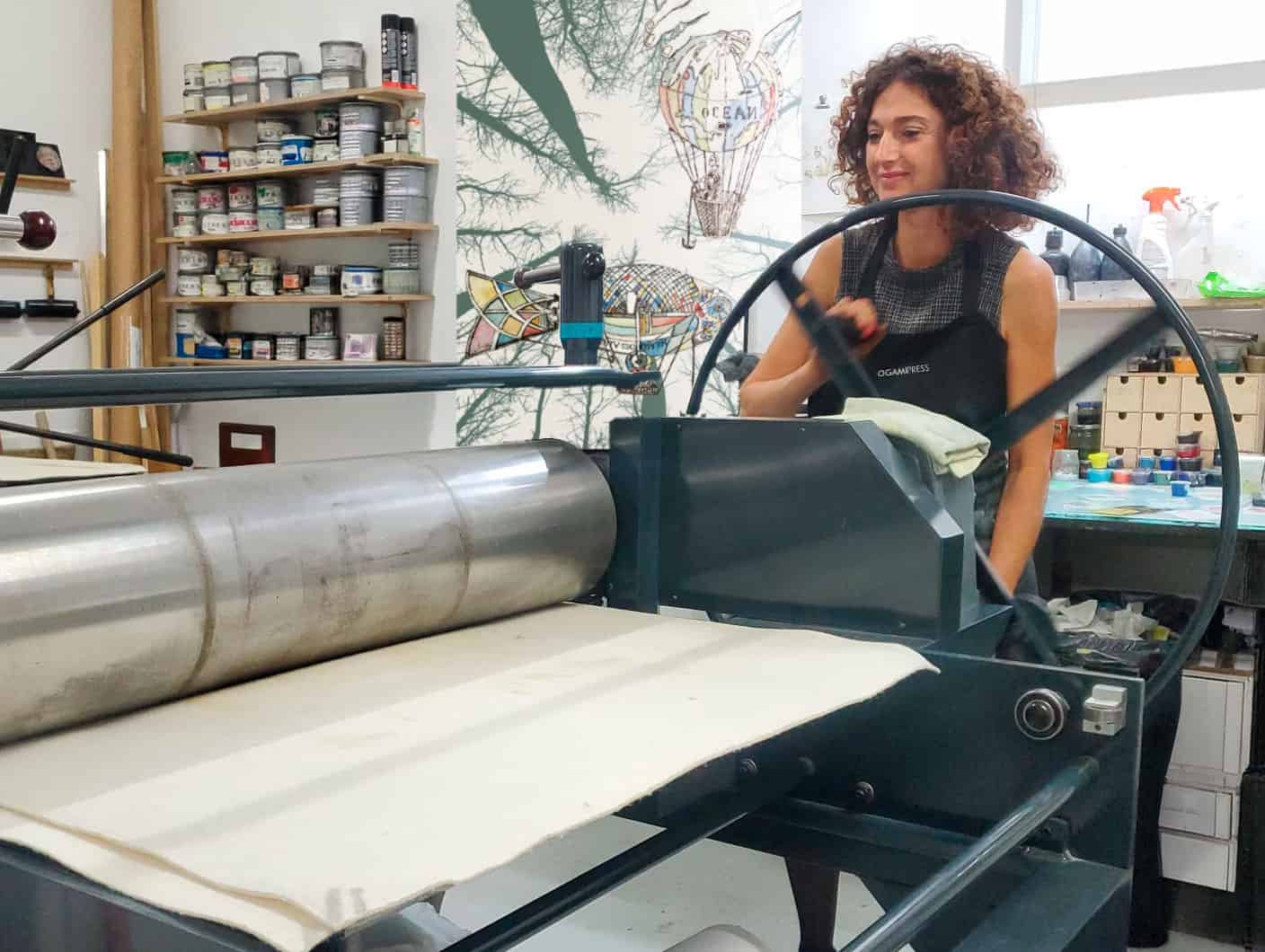 Charlotte Massip gravure sur cuivre atelier avec sa presse taille-douce